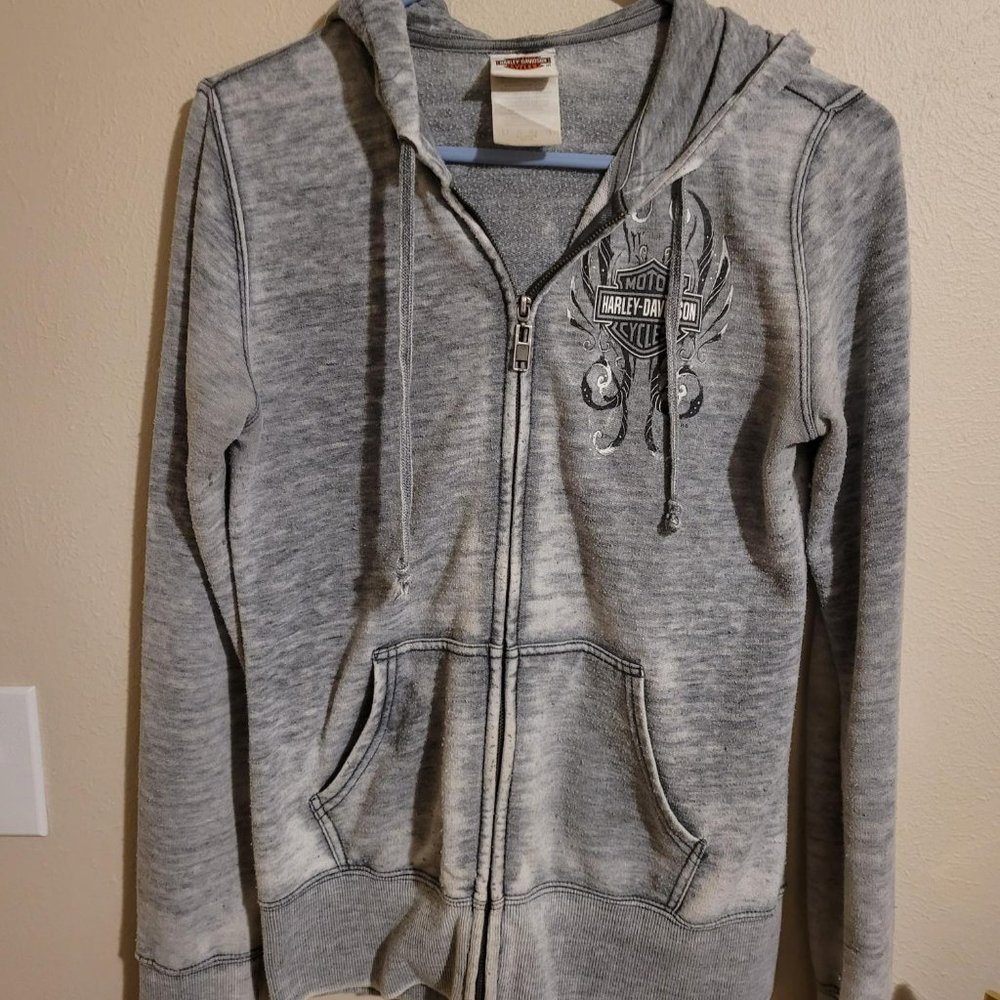 Front zipper light hoodie.